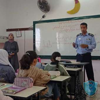 الشرطة تعقد محاضرتي توعية حول الإبتزاز الإلكتروني لطالبات مدارس طولكرم