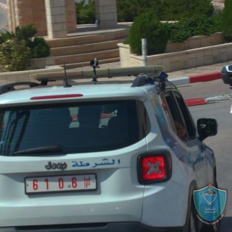مواطن يسلم الشرطة دراجة غير قانونية في قلقيلية