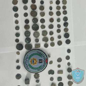 الشرطة تقبض على شخصين وبحوزتهما 135قطعة أثرية في نابلس