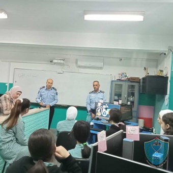 مركز الشرطة المتنقل يلتقي طالبات مدرسة ثانوية ببيت لحم