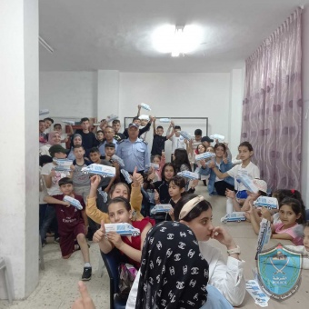 الشرطة تنظم لقاء توعية لأطفال مخيم الود والرحمة في الخليل 