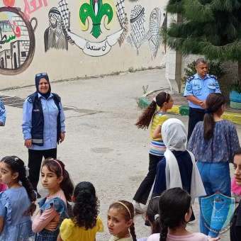 الشرطة تحاضر بمخيم صيفي في قلقيلية 