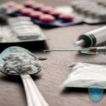 الشرطة تقبض على مشتبه بهما بتعاطي وحيازة المخدرة في رام الله