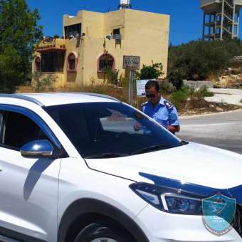 الشرطة توزع نشرات توعية شرطية على السائقين في سلفيت 