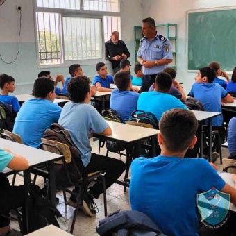 مركز الشرطة المتنقل يستهدف مدرسة بمحاضرة توعية شرطية في طولكرم