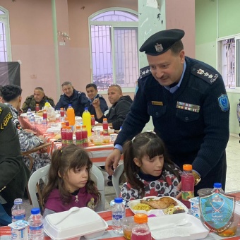 الشرطة ولجنة العلاقات للأجهزة الأمنية تنظم إفطار رمضاني للأطفال الأيتام في جمعية الهلال الأحمر بطولكرم
