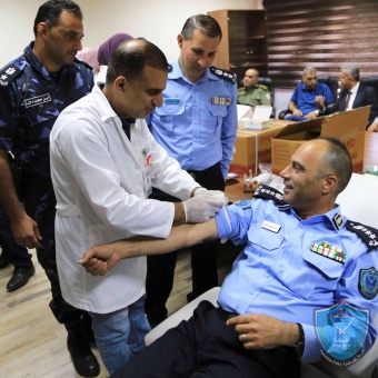 الشرطة تشارك  بحملة للتبرع بالدم في قلقيليه
