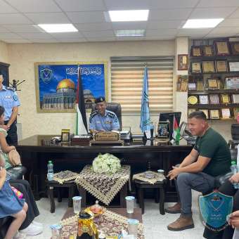الشرطة تستضيف وفد برنامج الصحفي الصغير التدريبي في سلفيت