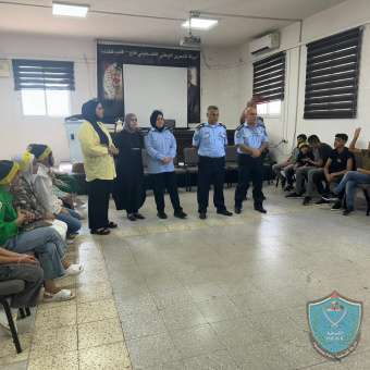 الشرطة تحاضر بمخيم صيفي في قلقيلية 