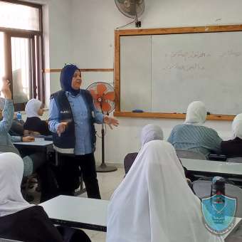 الشرطة تحاضر بطالبات مدرسة في قلقيلية