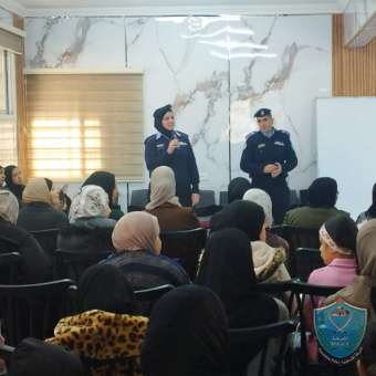 الشرطة تنظم لقاء توعية حول الجرائم الالكترونية في نابلس 