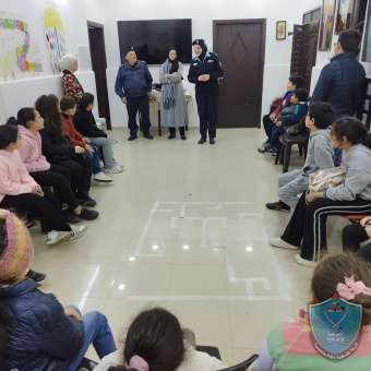 الشرطة تنظم نشاطا توعويا ترفيهيا لمخيم شتوي في نابلس