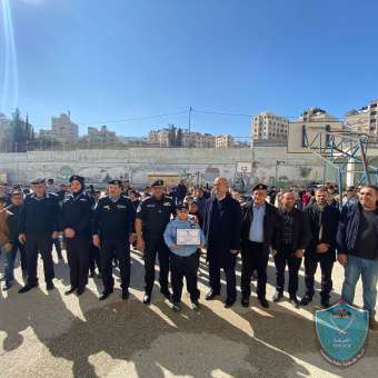 الشرطة تكرم طفلا لأمانته في نابلس 