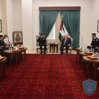 الرئيس يستقبل مدير عام الشرطة وعدد من الضباط