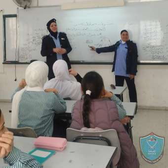 الشرطة تقدم محاضرات توعوية وإرشادية في المدارس حول الابتزاز الإلكتروني في نابلس