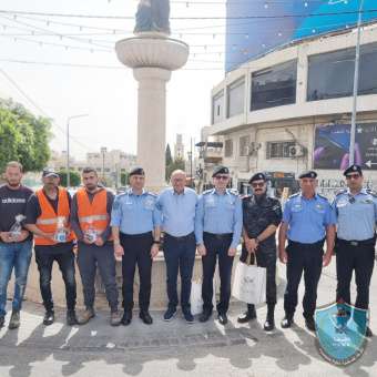 الشرطة تقدم التهاني وتوزع الهدايا على العمال بمناسبة يوم العمال في بيت لحم 