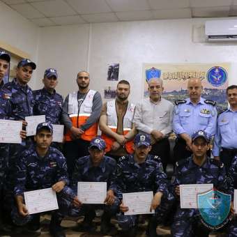الشرطة والهلال الأحمر يختتمان دورة إسعاف أولي لمنتسبي الشرطة الخاصة في قلقيلية