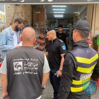 الشرطة تساند بلدية رام الله والبيرة في ازالة التعديات على الشارع العام