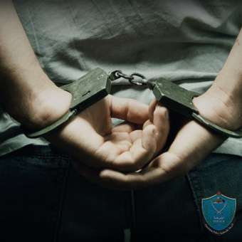 الشرطة تقبض على أشخاص بحوزتهم حبوباً ومواد يشتبه بأنها مخدرة في طوباس والخليل