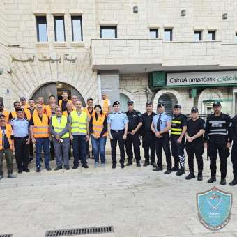 الشرطة وبلدية بيت لحم تطلقان حملة تطوعية بعنوان "بيت لحم أجمل بأيدينا"
