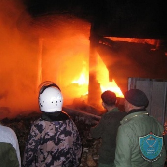 الشرطة تساند الدفاع المدني في اخماد حريق هائل في بيت لحم
