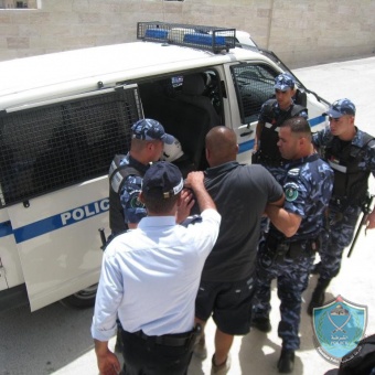 الشرطة تلقي القبض على شخص فار من وجه العدالة في رام الله