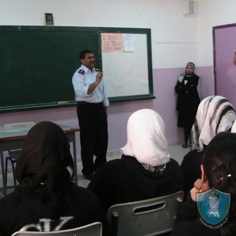 الشرطة تعقد محاضرة توعية بمدرسة رشدية المحتسب في الخليل