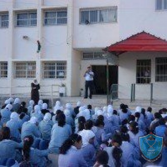 الشرطة تشارك طلبة المدارس في فعاليات الطابور الصباحي في طولكرم