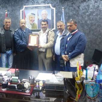 الشرطة وبلدية حوارة يبحثان سبل تعزيز التاعون المشترك في نابلس