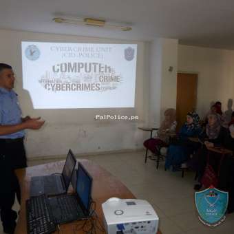 الشرطة تنظم  محاضرة حول  الجرائم الالكترونية  ومخاطر الانترنت لطلبة جامعة القدس المفتوحة  في ضواحي القدس
