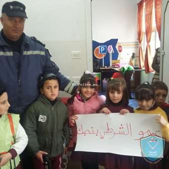 الشرطة تنظم يوم مروري لروضة الورود النموذجية في الخليل