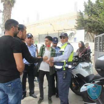 الشرطة وجامعة البوليتكنيك يطلقان فعالية (مرور وزهور) في الخليل