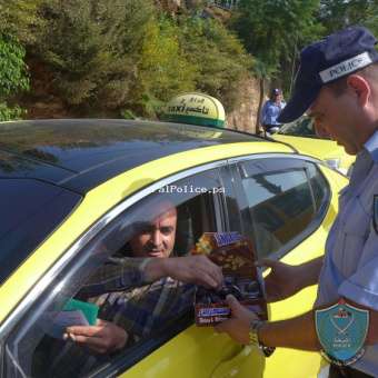الشرطة تُنظم يوماً مرورياً بعنوان (يوم مروري بدون مخالفات) وتوزع الحلوى على السائقين في قلقيلية