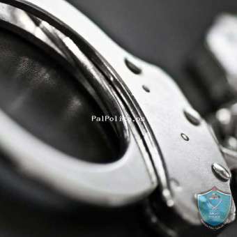 القبض على فار من وجه العدالة بتهمة إصدار شيكات بدون رصيد بقرابة 800 ألف شيكل بالخليل