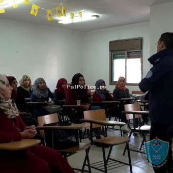 الشرطة تحاضر بطلبة جامعة القدس المفتوحة في ضواحي القدس