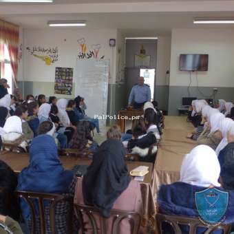 الشرطة تنظم محاضرة توعوية لمجلس الأمهات وللطالبات في قلقيلية