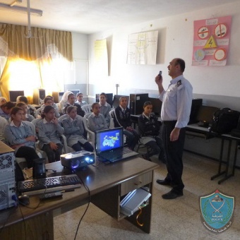 الشرطة تقدم محاضرات لطالبات مدرسه الجيب شمال القدس