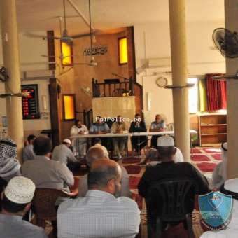 الشرطة ومديرية الاوقاف ينظمان ندوه ( حول الانترنت و أجهزة الاتصال الحديثة ) في طوباس
