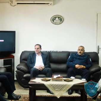 الشرطة وسلطة الأراضي يبحثان سبل التعاون المشترك في رام الله