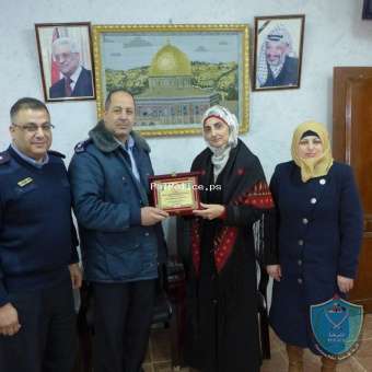 الشرطة تقدم التهاني لأسرة التربية والتعليم بالمحافظات بمناسبة يوم المعلم الفلسطيني