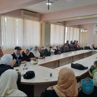 الشرطة والتوجيه السياسي تنظمان زيارة لجمعية بيت المسنين  في مركز نسوي مخيم عسكر بنابلس .