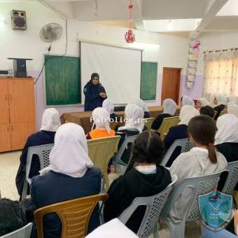 الشرطة تعقد محاضرتين حول  الابتزاز الالكتروني بمدرسه جمال عبد الناصر للاناث بطولكرم