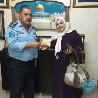 الشرطة تعيد مصاغ ذهبي فقدته مواطنة عثر عليه اثنين من افراد شرطة ضواحي القدس