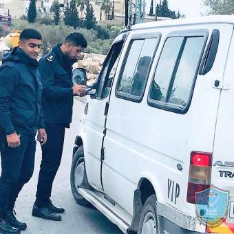 الشرطة تتلف مركبات غير قانونية تنقل ركاب مقابل أجر في مناطق جنوب شرق القدس
