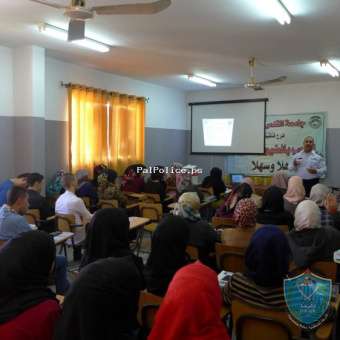 الشرطة تنظم محاضرة لطلبة جامعة القدس المفتوحة في قلقيلية