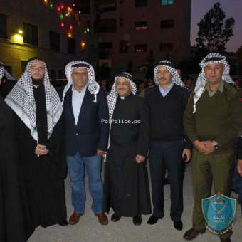 الشرطة تشارك في اضاءة شجرة عيد الميلاد المجيد في نابلس