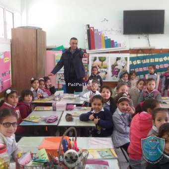 الشرطة تنفذ فرقتين للشرطة المدرسية في مدرستين محمود الهمشري وخوله بنت الأزور بطولكرم