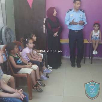 الشرطة تعقد محاضرة حول التعريف بالشرطة ومهامها للمشاركين بمخيم مركز الحنان بطولكرم