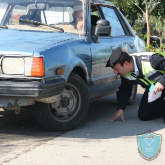الشرطة ودورية السلامة على الطرق تشرعان بعمل الفحص الشتوي للمركبات في قلقيلية