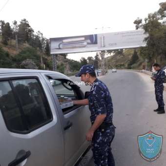 الشرطة توزع التمر والمياه على الصائمين قبيل آذان المغرب